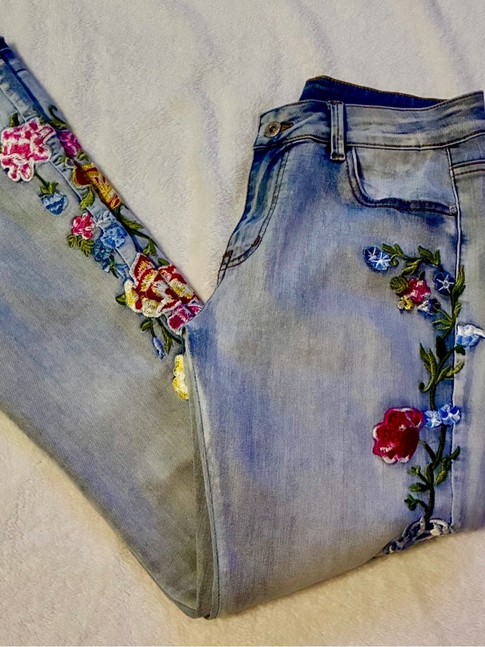 Embroidered Women’s Jeans with Floral Detail (2026)